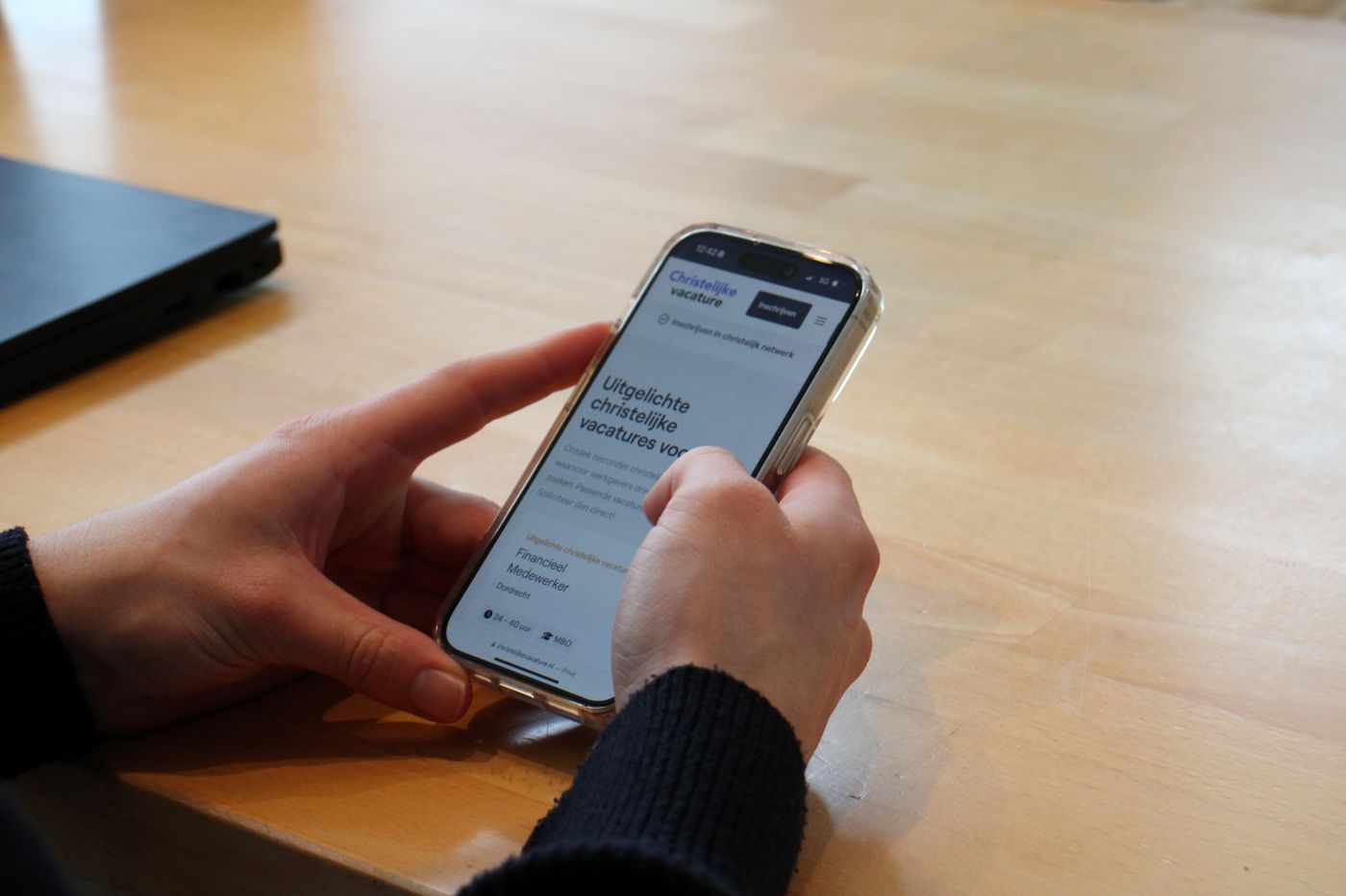 Man zit op zijn telefoon