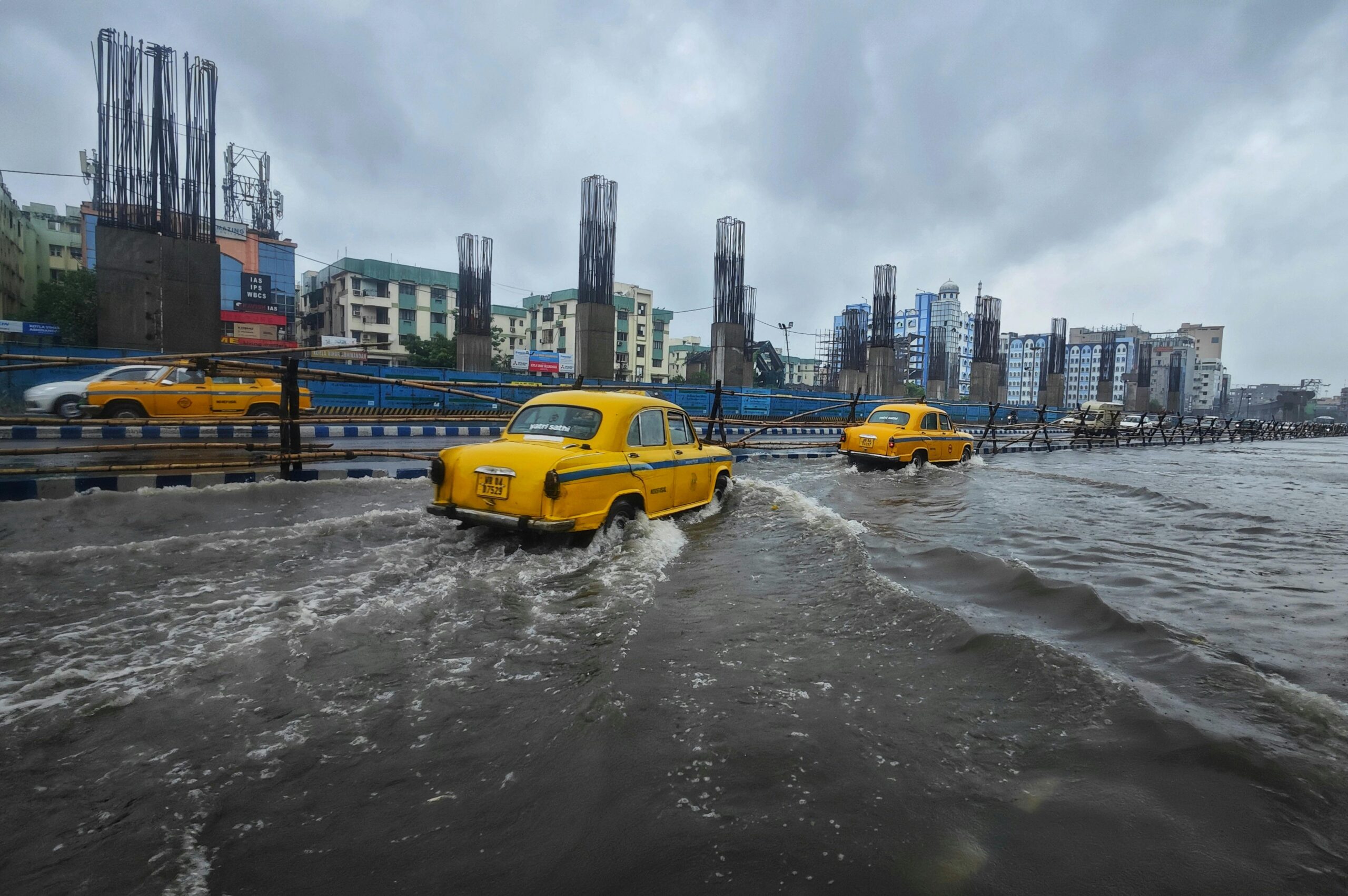 foto van auto in het water